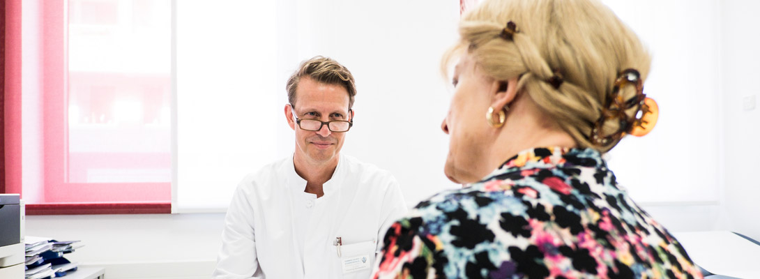 Dr. med. Henning Bredenfeld im Gespräch mit einer Patientin