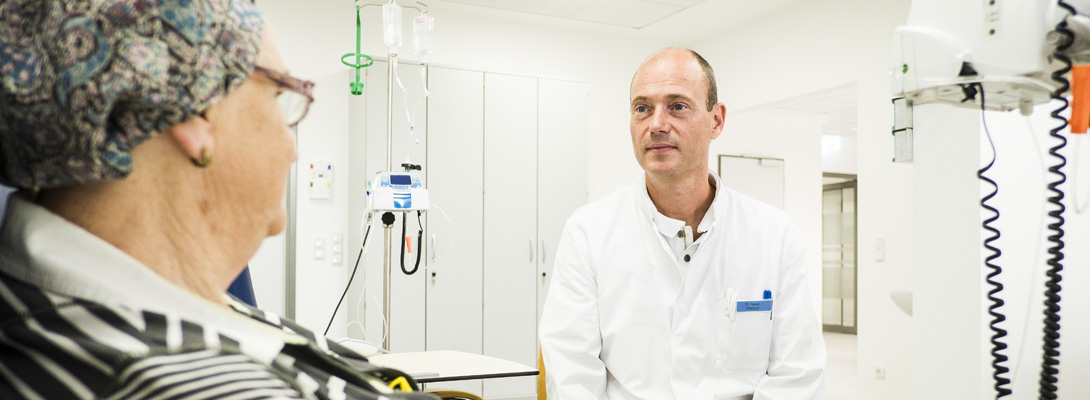 Oberarzt im Gespräch mit Chemo-Patientin